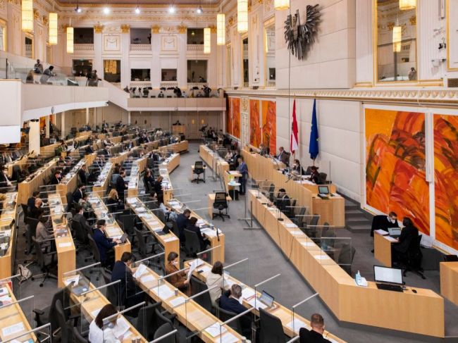 Rakúsky parlament schválil povinné očkovanie proti covidu