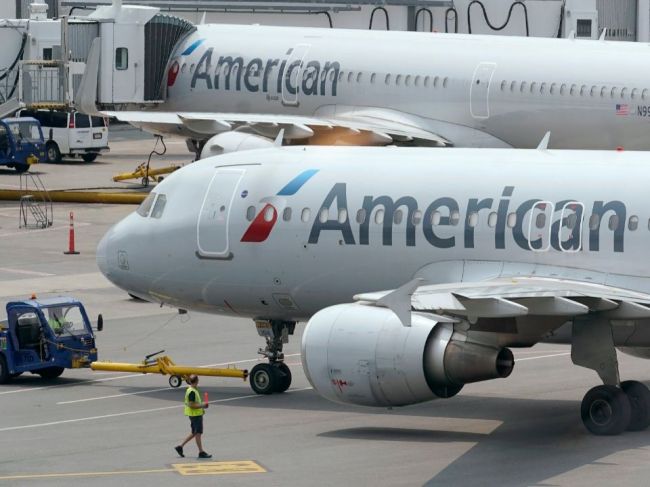 Lietadlo smerujúce do Londýna sa vrátilo do Miami, cestujúca odmietla mať rúško
