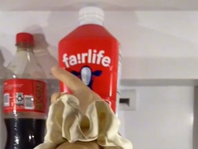 Video: Mlieko by ste nemali ukladať na dvere chladničky. V skutočnosti patrí sem