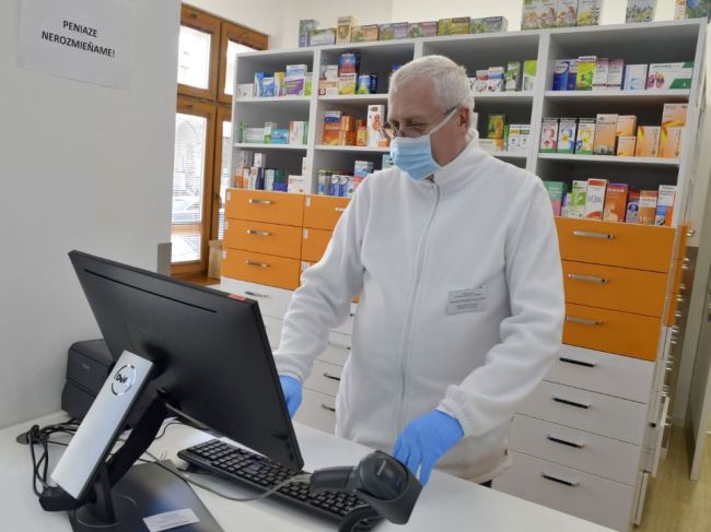 Poľsko zavedie bezplatné testovanie na covid v lekárňach