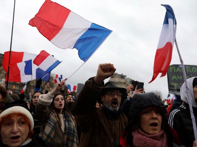 Ústavná rada vo Francúzsku schválila prísny covidpas