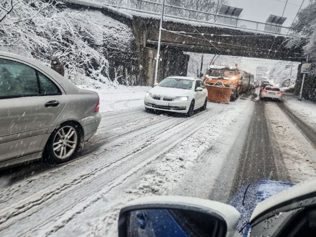 Bratislava sa pripravuje na nočné sneženie, chystá niekoľko zásahov