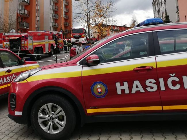 Požiar v panelovom dome v Trenčíne si vyžiadal život jednej osoby