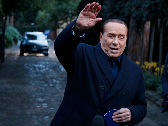 Berlusconi sa podrobuje vyšetreniam v nemocnici, médiá píšu aj o hospitalizácii