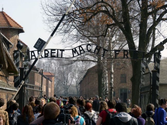 Zadržali turistku, ktorá hajlovala v Auschwitzi