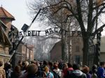 Zadržali turistku, ktorá hajlovala v Auschwitzi