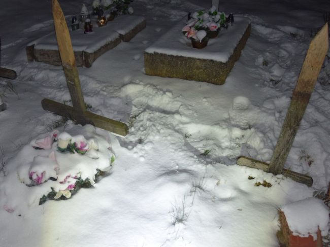 Deti počas Vianoc hanobili hroby na cintoríne, polícii sa ich podarilo vypátrať