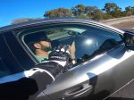 Video: Motorkár počas jazdy zaklopal na okno vodiča auta. Toto mu chcel odkázať