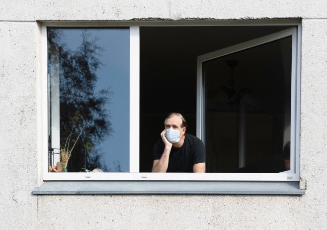 ÚVZ reaguje na omikron: Zavádza dva režimy pre karanténu, skráti sa domáca izolácia