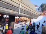 Video: Porucha lanovky spôsobila katastrofu. Záchranári vyslobodili 100 lyžiarov