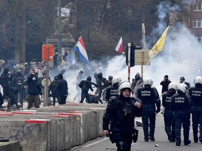 Pre výtržnosti na proteste v Bruseli zadržali 239 ľudí