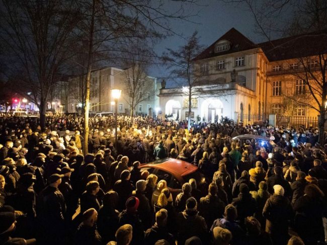V Nemecku protestovali desaťtisíce ľudí proti obmedzeniam či očkovaniu