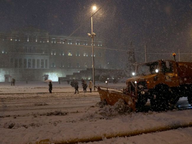 Pre silné sneženie strávili noc v autách na diaľniciach tisícky Grékov