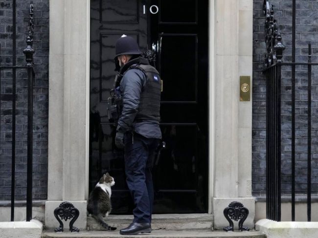 Polícia začína vyšetrovať večierky na Downing Street počas lockdownu