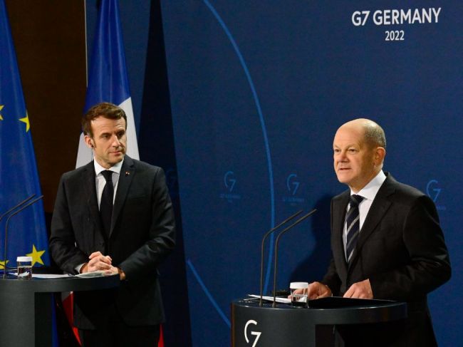 Macron a Scholz varovali Rusko pred napadnutím Ukrajiny