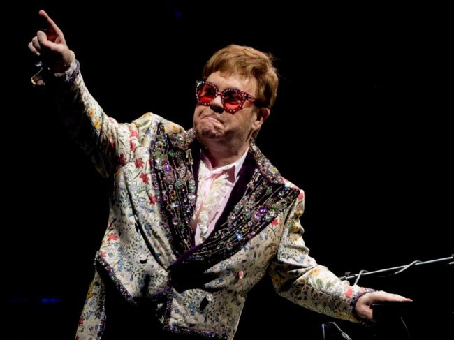 Elton John sa nakazil covidom, preložil svoje koncerty v Texase