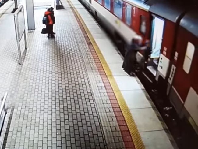 Video: 73-ročná žena padla spod rozbiehajúci sa vlak