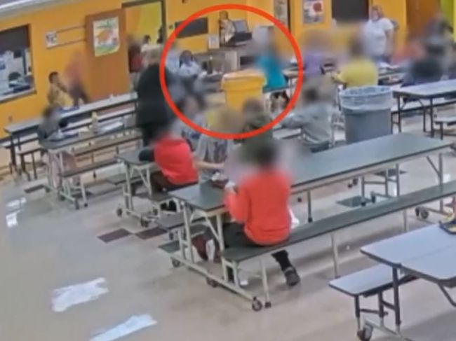 Video: Žiačku základnej školy donútili jesť z koša, riaditeľka sa ešte aj prizerala