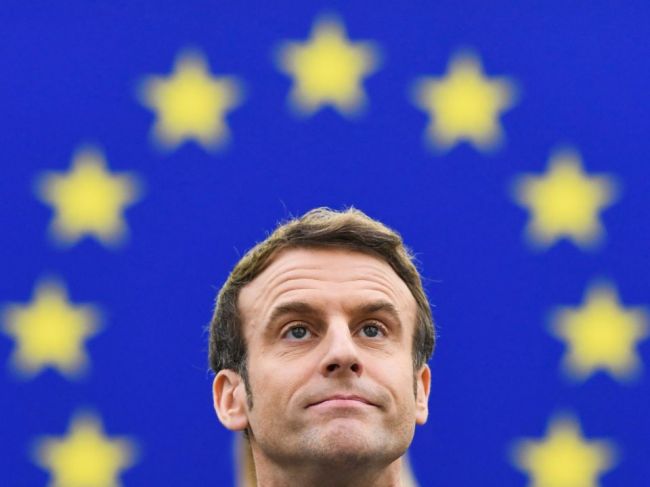 Putin bude v piatok telefonovať s Macronom