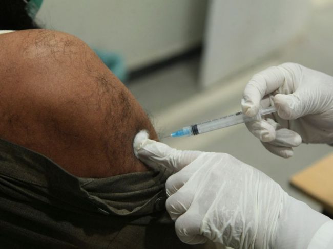 Izrael spúšťa očkovanie štvrtou dávkou vakcíny pre všetky rizikové skupiny