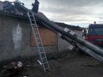 Na dom spadol elektrický stĺp, udalosť vyšetruje polícia