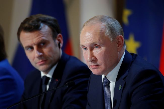 Putin a Macron sa zhodli na potrebe deeskalácie krízy okolo Ukrajiny
