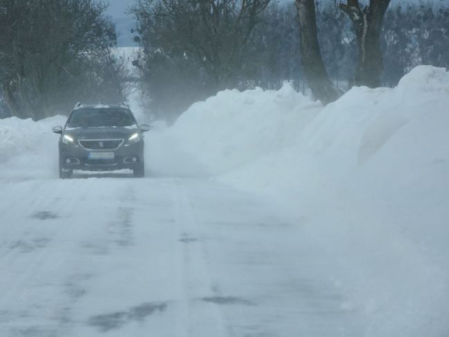 SHMÚ varuje pred nedeľným nepriaznivým počasím, odporúča zvážiť pobyt vonku