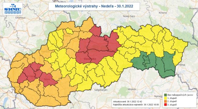 SHMÚ: Pre viaceré okresy na západe SR platí výstraha tretieho stupňa pred vetrom