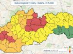 SHMÚ: Pre viaceré okresy na západe SR platí výstraha tretieho stupňa pred vetrom