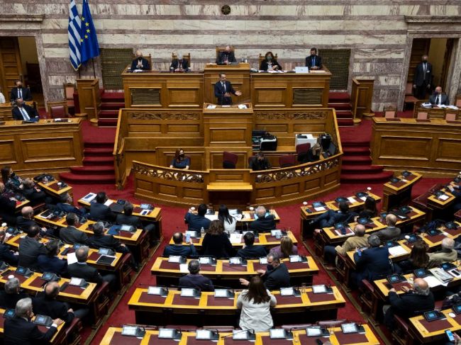 Grécka vláda prežila v parlamente pokus o vyslovenie nedôvery