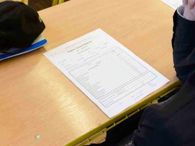 Žiaci základných a stredných škôl si prevezmú polročné vysvedčenie