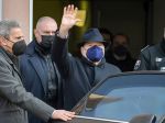 Berlusconiho po vyše týždni prepustili z milánskej nemocnice