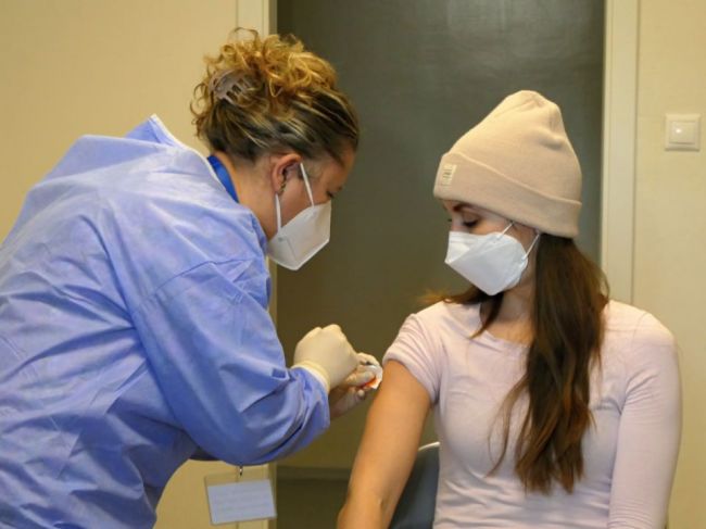 Platnosť očkovania sa skracuje na 9 mesiacov, ÚVZ upravuje viaceré vyhlášky