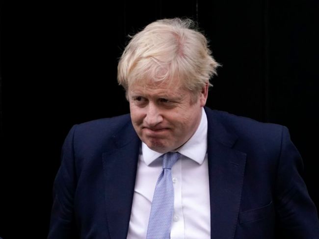 Johnson sa ospravedlnil za večierky, mieni však zotrvať vo funkcii
