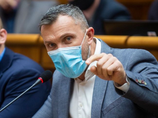 Video: Suja sa v pléne ospravedlnil Benčíkovi, vzápätí ho znova označil za eštebáka