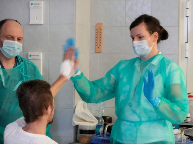 Títo zamestnanci môžu pracovať aj pri pozitívnom teste na COVID-19