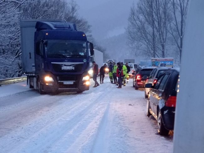 Cestu pri Kraľovanoch blokoval skrížený kamión