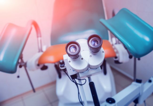Gynekológ potajme splodil najmenej 21 detí