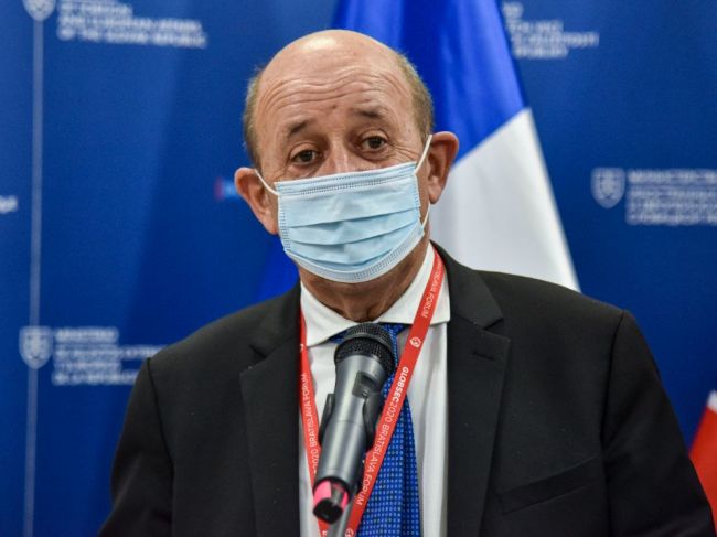 Le Drian nateraz nevidí na ruskej strane zámer podniknúť inváziu na Ukrajinu