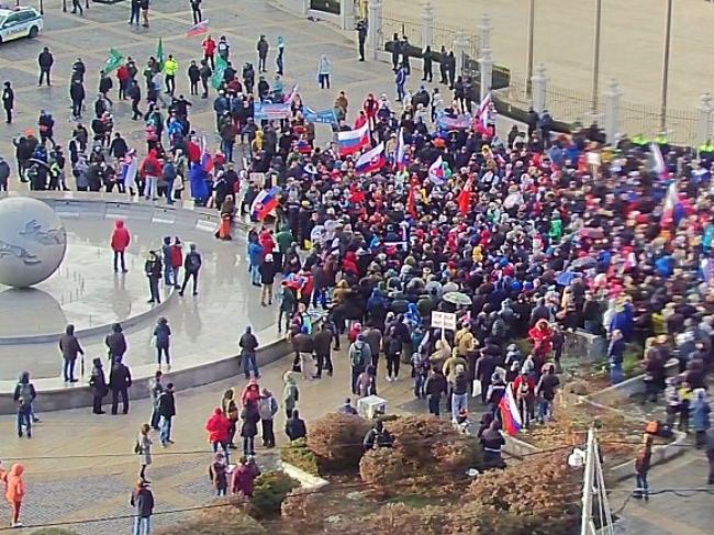Polícia na protestoch zatiaľ nezaznamenala narušenie verejného poriadku