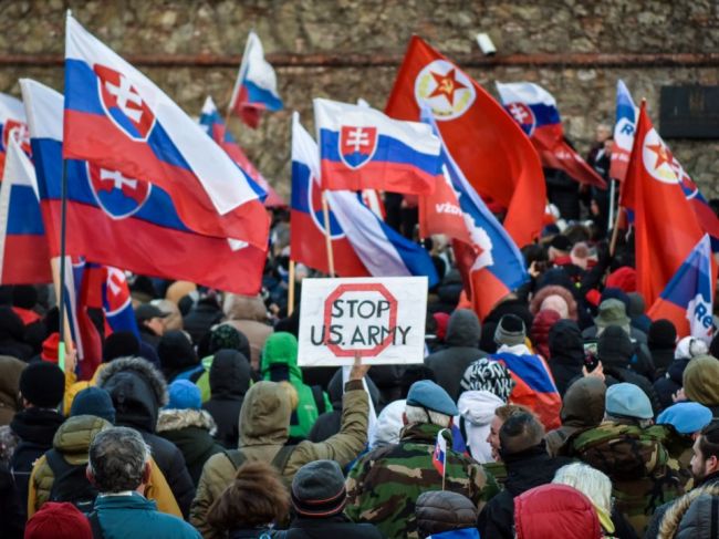 Pred budovou parlamentu protestovali stovky ľudí proti dohode s USA