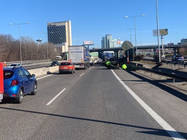 Na začiatku diaľnice D1 zrazilo nákladné auto chodca