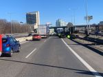Na začiatku diaľnice D1 zrazilo nákladné auto chodca