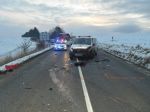 Nehoda sanitky a osobného auta si vyžiadala jeden život