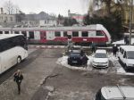 Na železničnom priecestí v Prievidzi sa vykoľajil vlak