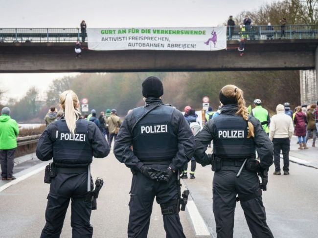 Klimatickí aktivisti znovu zablokovali časť diaľnice vedúcej cez Berlín