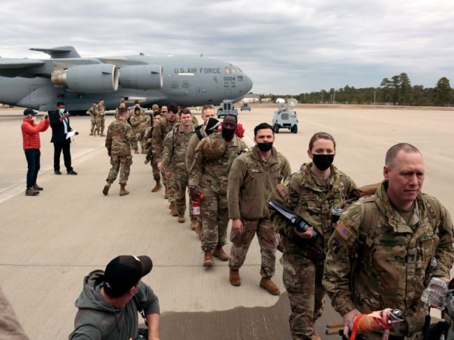 Do Nemecka prileteli prví americkí vojaci, ktorí posilnia východné krídlo NATO
