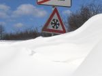 SHMÚ: Na severe Slovenska sa môžu v nedeľu tvoriť snehové jazyky a záveje
