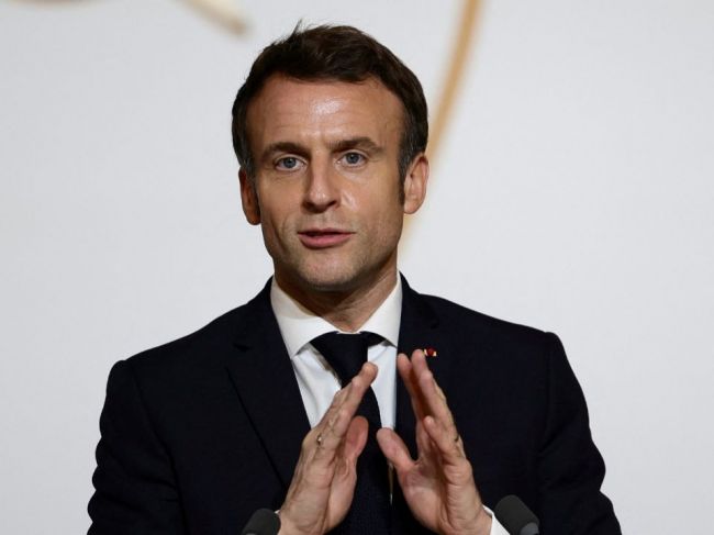 Macron hovoril s Bidenom o Ukrajine pred cestou do Ruska