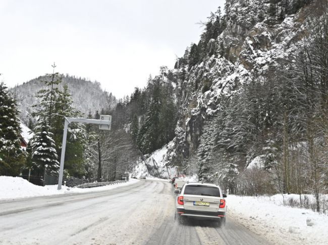 Počasie komplikuje dopravu na viacerých miestach Slovenska